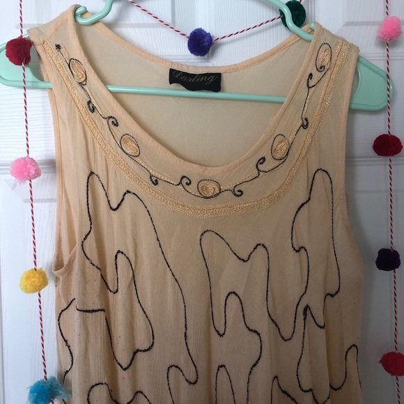 Long sleeveless dress with embroidery design. - Picture 2 of 3